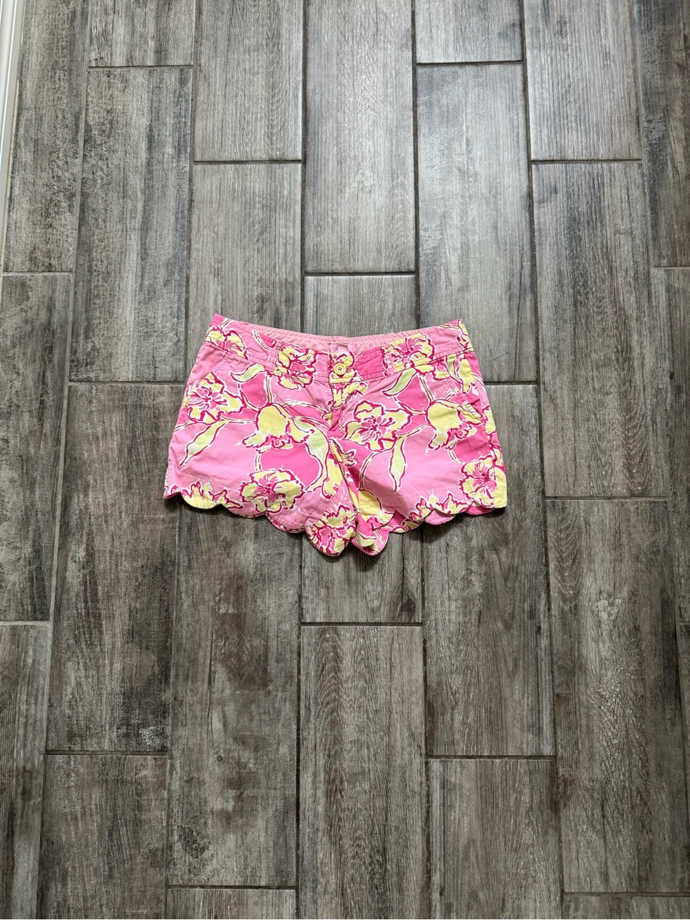 Lily Pulitzer Pink Floral Scallop Hem Women's Shorts
